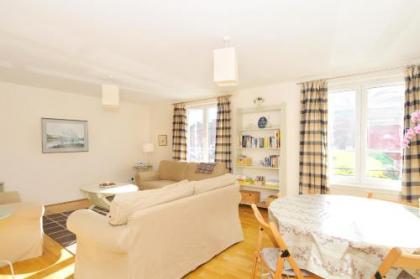 202 quiet 2 bedroom property in residential area with secure private parking - image 7