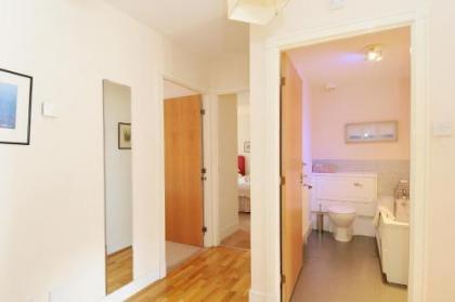 202 quiet 2 bedroom property in residential area with secure private parking - image 8