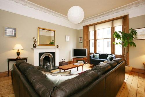 297 - Charming spacious 2 bedroom apartment in the center of Edinburgh's Old Town - main image