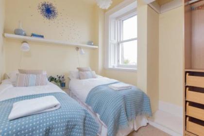325 - Delightful 2 bedroom apartment situated in typical 18th century square - image 10