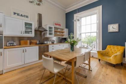 325 - Delightful 2 bedroom apartment situated in typical 18th century square - image 11