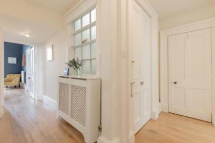 325 - Delightful 2 bedroom apartment situated in typical 18th century square - image 12