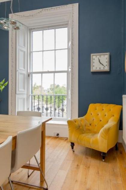 325 - Delightful 2 bedroom apartment situated in typical 18th century square - image 13