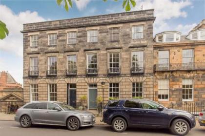 325 - Delightful 2 bedroom apartment situated in typical 18th century square - image 14