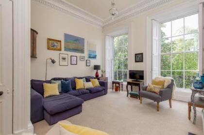 325 - Delightful 2 bedroom apartment situated in typical 18th century square - image 2
