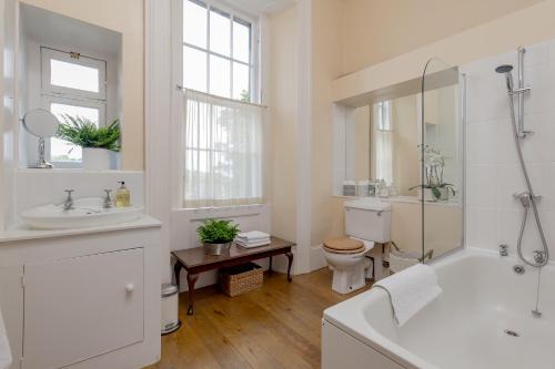 325 - Delightful 2 bedroom apartment situated in typical 18th century square - image 3