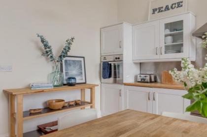 325 - Delightful 2 bedroom apartment situated in typical 18th century square - image 4