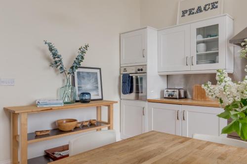 325 - Delightful 2 bedroom apartment situated in typical 18th century square - image 4
