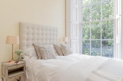 325 - Delightful 2 bedroom apartment situated in typical 18th century square - image 5