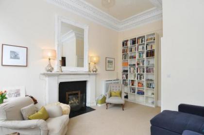 325 - Delightful 2 bedroom apartment situated in typical 18th century square - image 6