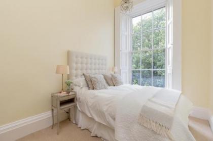 325 - Delightful 2 bedroom apartment situated in typical 18th century square - image 7