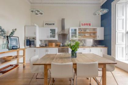 325 - Delightful 2 bedroom apartment situated in typical 18th century square - image 8