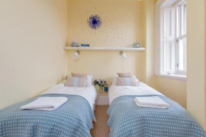 325 - Delightful 2 bedroom apartment situated in typical 18th century square - image 9