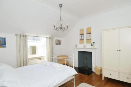 331 Attractive 2 bedroom apartment in Edinburgh's New Town - image 2