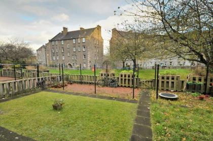 367 Comfortable 2 bedroom apartment on the edge of Edinburgh's historic Old Town - image 10