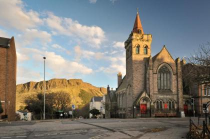 367 Comfortable 2 bedroom apartment on the edge of Edinburgh's historic Old Town - image 13
