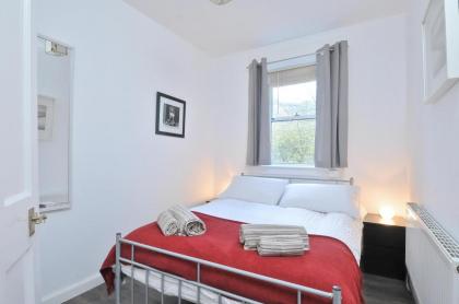 367 Comfortable 2 bedroom apartment on the edge of Edinburgh's historic Old Town - image 2