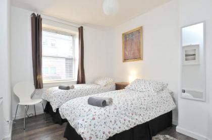 367 Comfortable 2 bedroom apartment on the edge of Edinburgh's historic Old Town - image 3