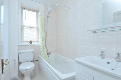 367 Comfortable 2 bedroom apartment on the edge of Edinburgh's historic Old Town - image 4
