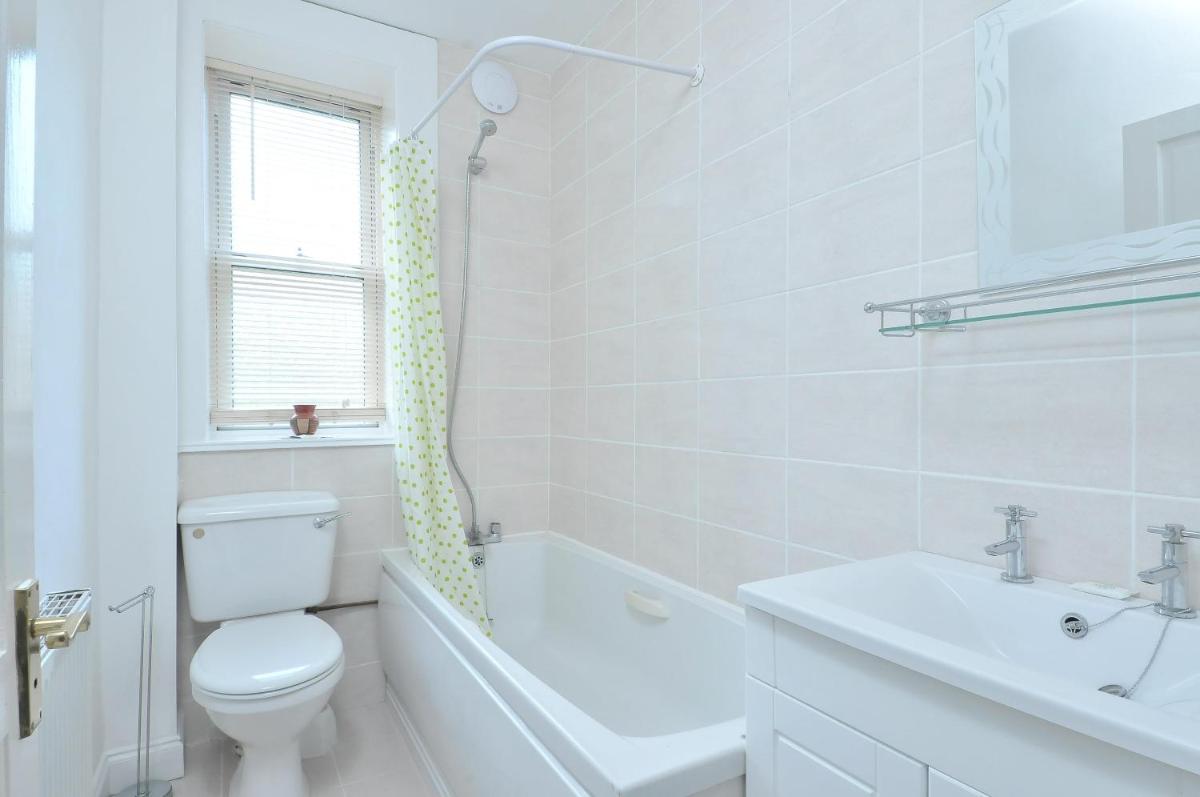 367 Comfortable 2 bedroom apartment on the edge of Edinburgh's historic Old Town - image 4