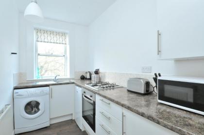 367 Comfortable 2 bedroom apartment on the edge of Edinburgh's historic Old Town - image 7