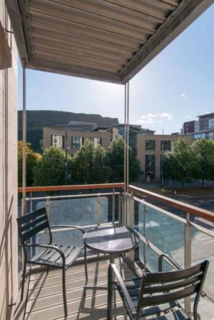 379 Luxury 3 bedroom city centre apartment with private parking and lovely views over Arthur's seat - image 1