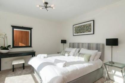 379 Luxury 3 bedroom city centre apartment with private parking and lovely views over Arthur's seat - image 11
