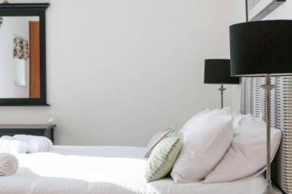 379 Luxury 3 bedroom city centre apartment with private parking and lovely views over Arthur's seat - image 12