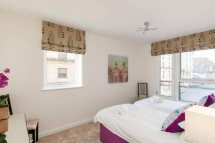 379 Luxury 3 bedroom city centre apartment with private parking and lovely views over Arthur's seat - image 13