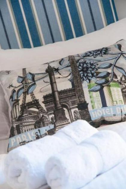 379 Luxury 3 bedroom city centre apartment with private parking and lovely views over Arthur's seat - image 14