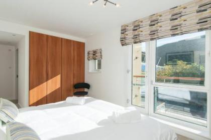379 Luxury 3 bedroom city centre apartment with private parking and lovely views over Arthur's seat - image 15