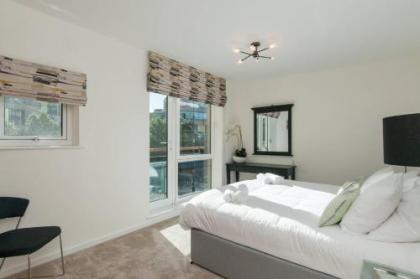 379 Luxury 3 bedroom city centre apartment with private parking and lovely views over Arthur's seat - image 16