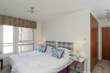 379 Luxury 3 bedroom city centre apartment with private parking and lovely views over Arthur's seat - image 17
