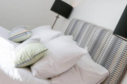 379 Luxury 3 bedroom city centre apartment with private parking and lovely views over Arthur's seat - image 18