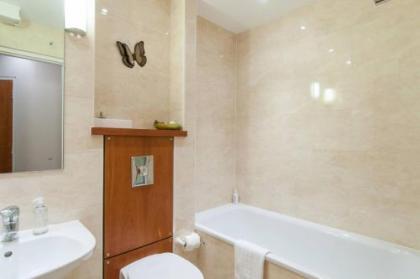 379 Luxury 3 bedroom city centre apartment with private parking and lovely views over Arthur's seat - image 19