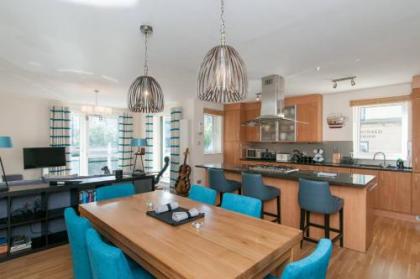 379 Luxury 3 bedroom city centre apartment with private parking and lovely views over Arthur's seat - image 2