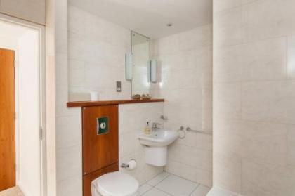 379 Luxury 3 bedroom city centre apartment with private parking and lovely views over Arthur's seat - image 20