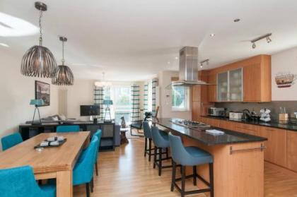 379 Luxury 3 bedroom city centre apartment with private parking and lovely views over Arthur's seat - image 3