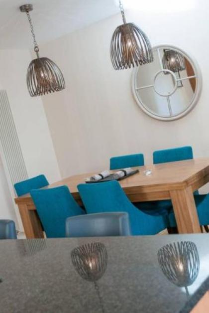 379 Luxury 3 bedroom city centre apartment with private parking and lovely views over Arthur's seat - image 4