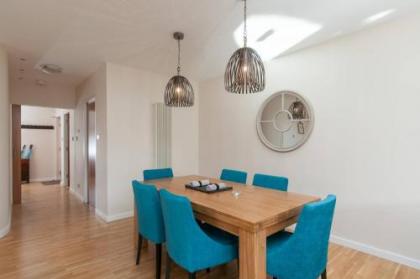 379 Luxury 3 bedroom city centre apartment with private parking and lovely views over Arthur's seat - image 5