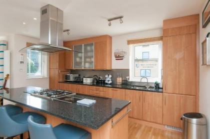 379 Luxury 3 bedroom city centre apartment with private parking and lovely views over Arthur's seat - image 6
