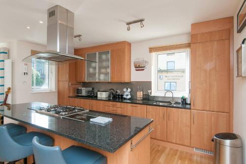 379 Luxury 3 bedroom city centre apartment with private parking and lovely views over Arthur's seat - image 6