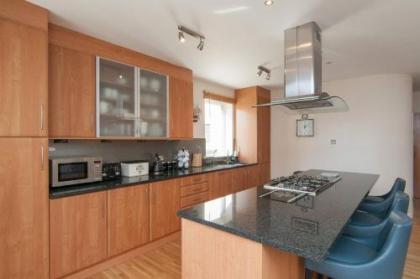 379 Luxury 3 bedroom city centre apartment with private parking and lovely views over Arthur's seat - image 7