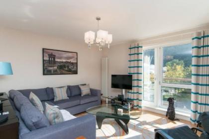 379 Luxury 3 bedroom city centre apartment with private parking and lovely views over Arthur's seat - image 8
