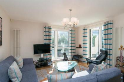 379 Luxury 3 bedroom city centre apartment with private parking and lovely views over Arthur's seat - image 9