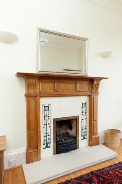 380 Charming one bedroom property in an attractive residential area with great cafes restaurants and shops nearby - image 1