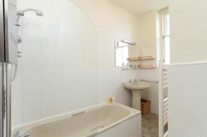 380 Charming one bedroom property in an attractive residential area with great cafes restaurants and shops nearby - image 10