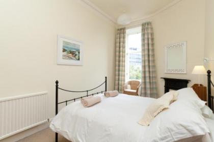380 Charming one bedroom property in an attractive residential area with great cafes restaurants and shops nearby - image 3