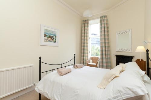 380 Charming one bedroom property in an attractive residential area with great cafes restaurants and shops nearby - image 3