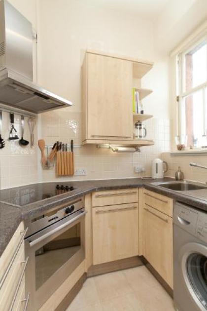 380 Charming one bedroom property in an attractive residential area with great cafes restaurants and shops nearby - image 7